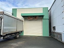 大型チップダンプにオガの積み込みしています